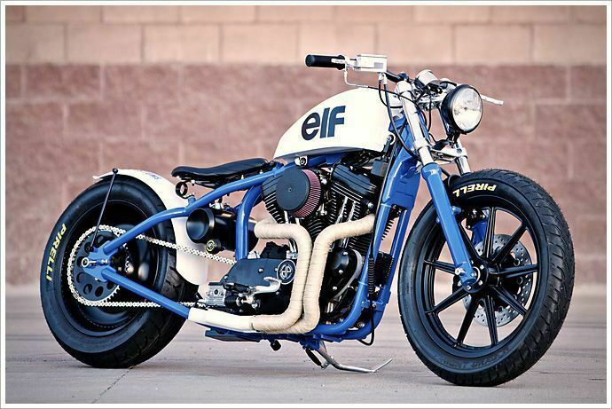 Moto custom bobber con benda termica sui collettori di scarico